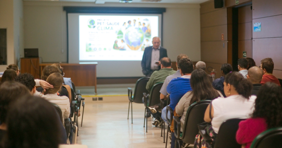 Professor José Sebastião dos Santos, diretor da FMBRU, durante encontro do PET-Saúde/Clima