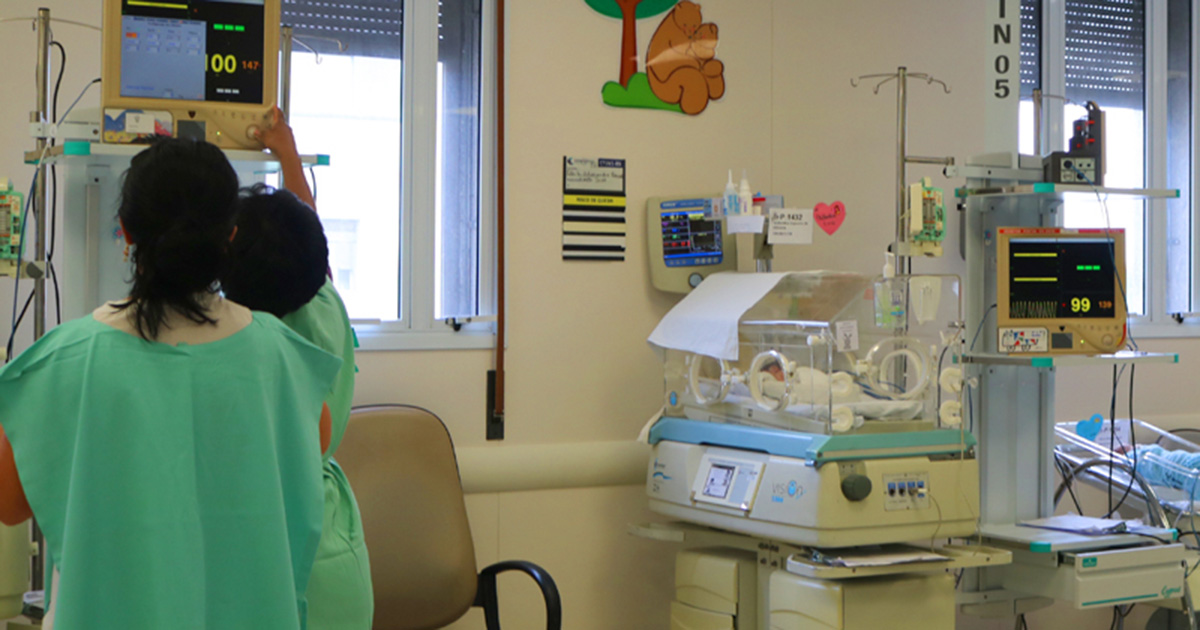 Unidade de Terapia Intensiva pediátrica do Hospital das Clínicas com leito hospitalar e equipamentos
