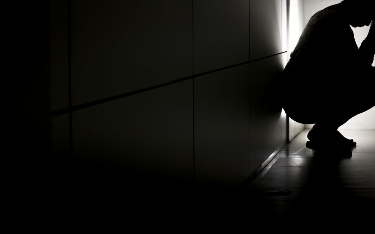 Pessoa pensativa em ambiente de trabalho