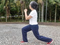 Exercícios com peso do corpo combatem fragilidade em idosos, aponta estudo da USP