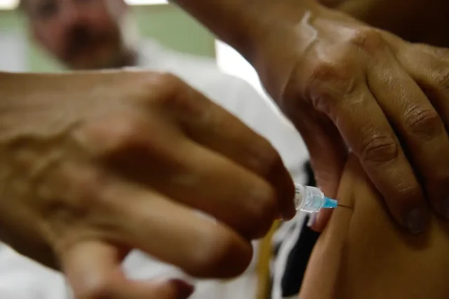 Consultas por lesões pré-cancerígenas caem após vacina contra HPV no SUS