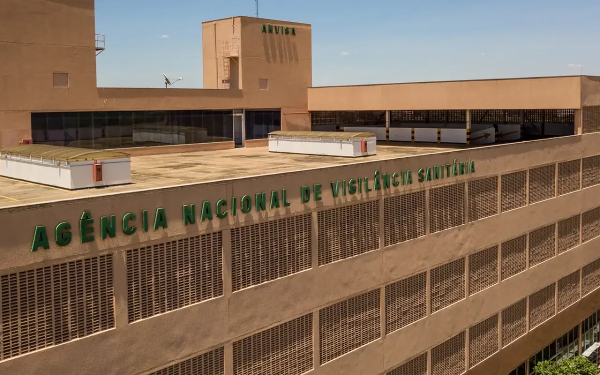 Sede da Anvisa em Brasília com fachada de vidro