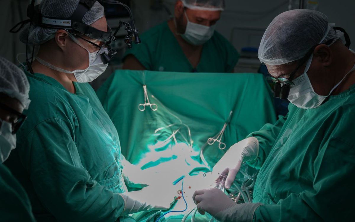 Equipe médica durante procedimento cirúrgico hospitalar